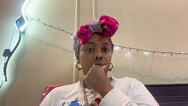 Snapshot of ChocolateCakeQueen chatting on 4, 1, 2025 ChocolateCakeQueen online show from 4, 1, 2025