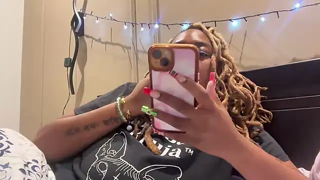 Snapshot of ChocolateCakeQueen chatting on 4, 1, 2025 ChocolateCakeQueen online show from 4, 1, 2025