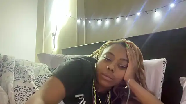 Snapshot of ChocolateCakeQueen chatting on 5, 1, 2025 ChocolateCakeQueen online show from 5, 1, 2025