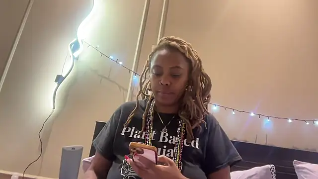 Snapshot of ChocolateCakeQueen chatting on 5, 1, 2025 ChocolateCakeQueen online show from 5, 1, 2025