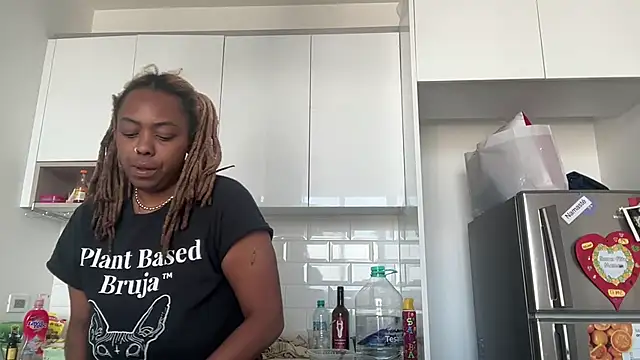 Snapshot of ChocolateCakeQueen chatting on 2, 2, 2025 ChocolateCakeQueen online show from 2, 2, 2025