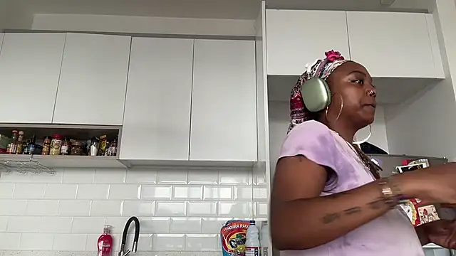 Snapshot of ChocolateCakeQueen chatting on 10, 2, 2025 ChocolateCakeQueen online show from 10, 2, 2025