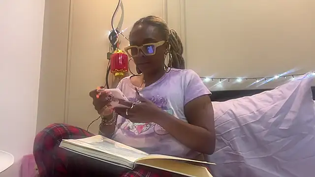 Snapshot of ChocolateCakeQueen chatting on 11, 2, 2025 ChocolateCakeQueen online show from 11, 2, 2025