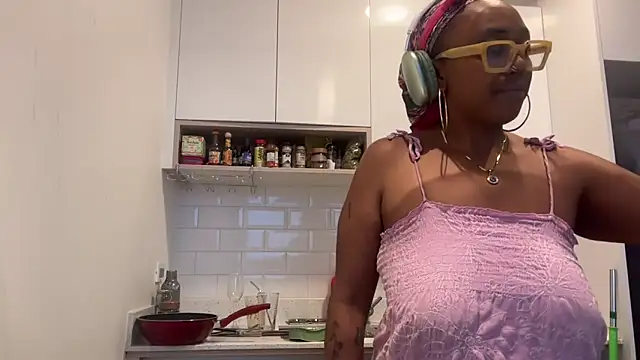 Snapshot of ChocolateCakeQueen chatting on 11, 2, 2025 ChocolateCakeQueen online show from 11, 2, 2025