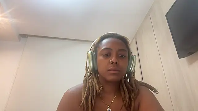 Snapshot of ChocolateCakeQueen chatting on 13, 2, 2025 ChocolateCakeQueen online show from 13, 2, 2025