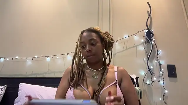 Snapshot of ChocolateCakeQueen chatting on 15, 3, 2025 ChocolateCakeQueen online show from 15, 3, 2025
