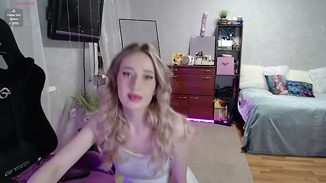 Snapshot of Little_Soph chatting on 4, 3, 2025 Little Soph online show from 4, 3, 2025