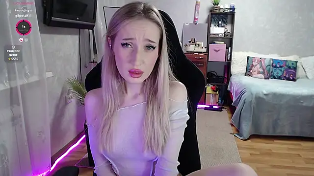 Snapshot of Little_Soph chatting on 6, 3, 2025 Little Soph online show from 6, 3, 2025