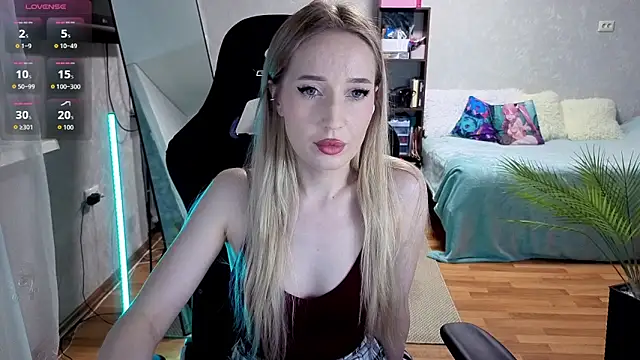 Snapshot of Little_Soph chatting on 25, 9, 2025 Little Soph online show from 25, 9, 2025