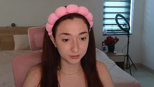 YasmineWest online show from 9, 5, 2026