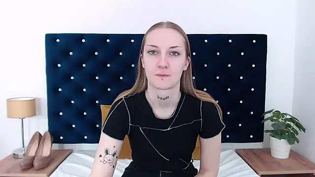 Snapshot of AlexaTease chatting on 4, 2, 2025 AlexaTease online show from 4, 2, 2025