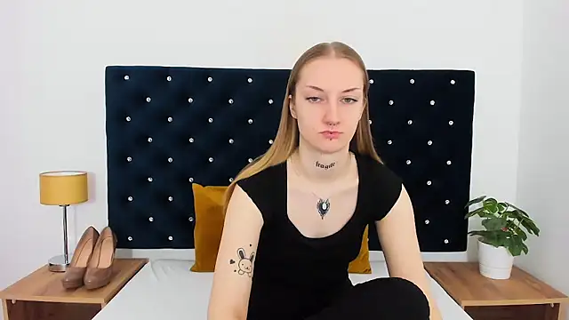 Snapshot of AlexaTease chatting on 10, 2, 2025 AlexaTease online show from 10, 2, 2025