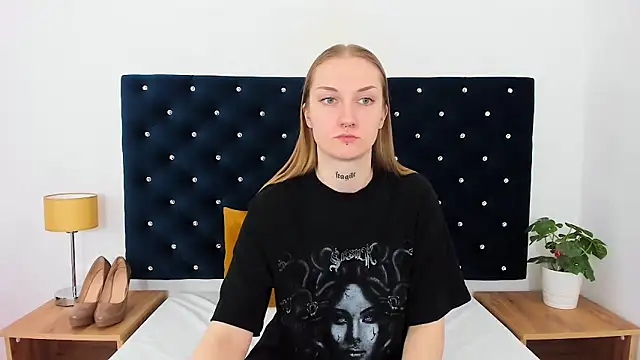 Snapshot of AlexaTease chatting on 5, 3, 2025 AlexaTease online show from 5, 3, 2025