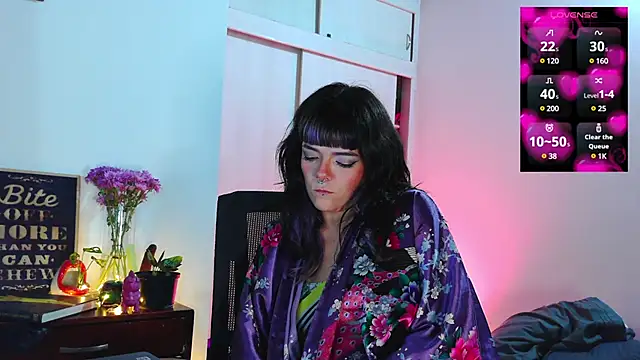 Snapshot of purple_em69 chatting on 5, 2, 2025 purple em69 online show from 5, 2, 2025