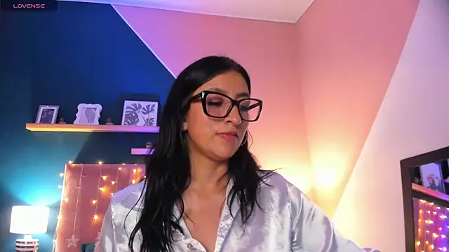 kira moon   online show from 12, 12, 2024