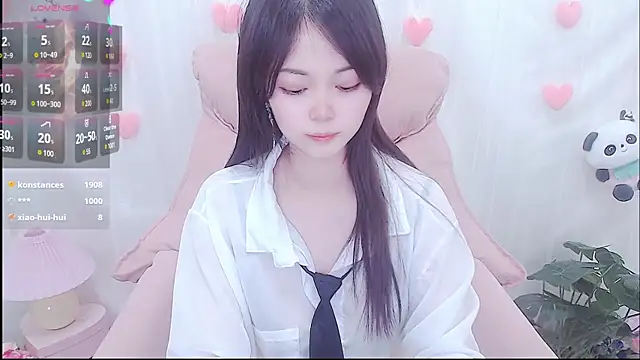 Snapshot of Hot-Coco chatting on 5, 12, 2024 Hot-Coco online show from 5, 12, 2024