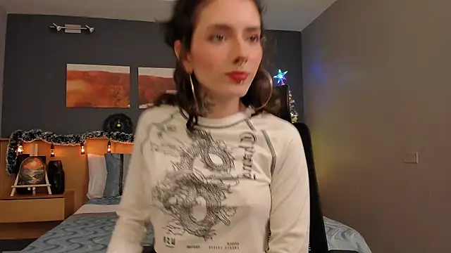 LiliJones  online show from 4, 12, 2024