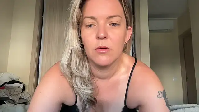 Snapshot of naughtyhollyxxxx chatting on 11, 9, 2025 naughtyhollyxxxx online show from 11, 9, 2025