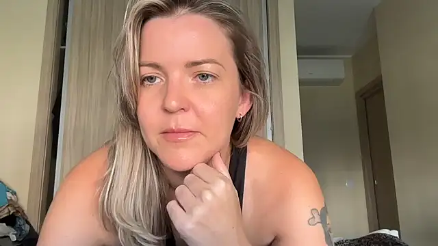 Snapshot of naughtyhollyxxxx chatting on 30, 9, 2025 naughtyhollyxxxx online show from 30, 9, 2025