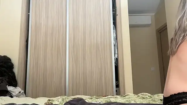 Snapshot of naughtyhollyxxxx chatting on 8, 10, 2025 naughtyhollyxxxx online show from 8, 10, 2025