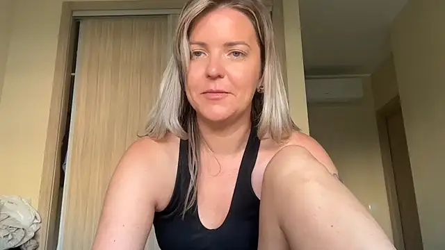 Snapshot of naughtyhollyxxxx chatting on 10, 10, 2025 naughtyhollyxxxx online show from 10, 10, 2025