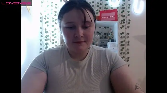 Snapshot of Light_Luna chatting on 12, 1, 2025 Light Luna online show from 12, 1, 2025