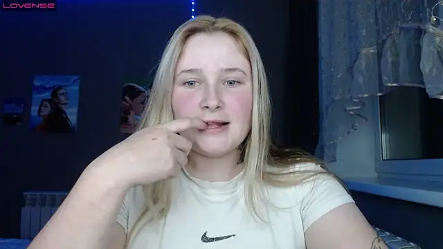 Snapshot of Light_Luna chatting on 24, 10, 2025 Light Luna online show from 24, 10, 2025