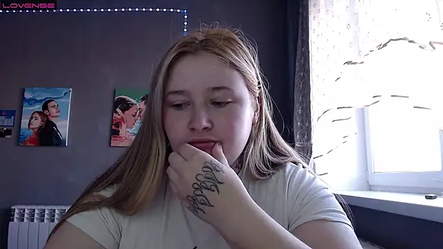 Snapshot of Light_Luna chatting on 25, 10, 2025 Light Luna online show from 25, 10, 2025