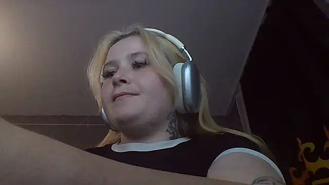 Snapshot of Light_Luna chatting on 15, 7, 2026 Light Luna online show from 15, 7, 2026