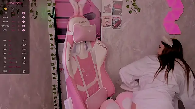 Snapshot of Polly__Hill chatting on 25, 10, 2025 Polly Hill online show from 25, 10, 2025