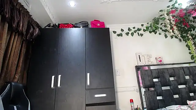 Snapshot of emma_hoot1 chatting on 14, 12, 2024 emma hoot1 online show from 14, 12, 2024