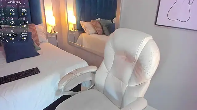 CheneellLorens online show from 7, 12, 2024