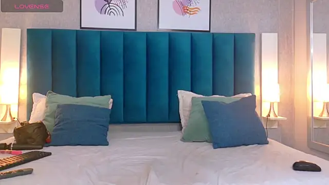 CheneellLorens online show from 6, 3, 2025