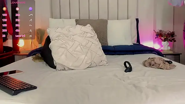 Snapshot of romina-brunette chatting on 25, 11, 2025 romina-brunette online show from 25, 11, 2025