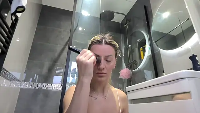 SweetMonicaUK online show from 3, 12, 2025