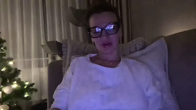 SweetMonicaUK online show from 15, 12, 2025