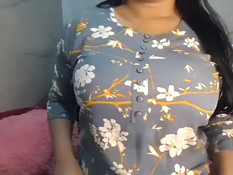Snapshot of Trezza chatting on 4, 7, 2026 Trezza online show from 4, 7, 2026