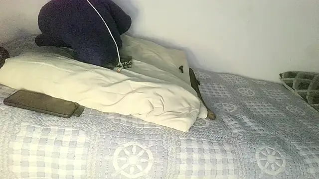 Snapshot of UncutToyBoy23cm chatting on 28, 9, 2025 UncutToyBoy23cm online show from 28, 9, 2025