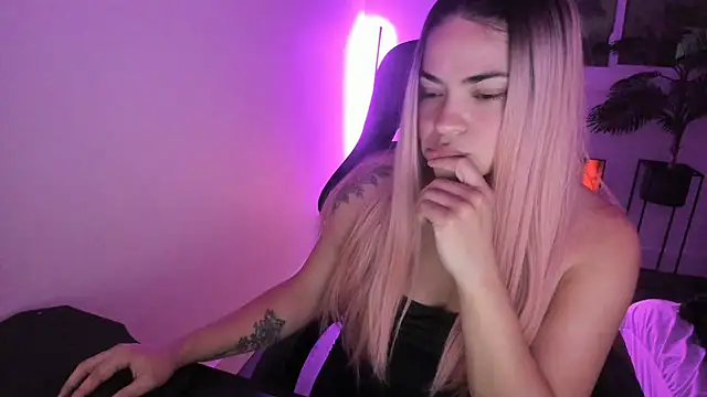 Snapshot of MelSaunders chatting on 23, 12, 2025 MelSaunders online show from 23, 12, 2025