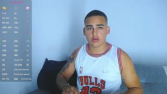 Latino Junge online show from 7, 3, 2025