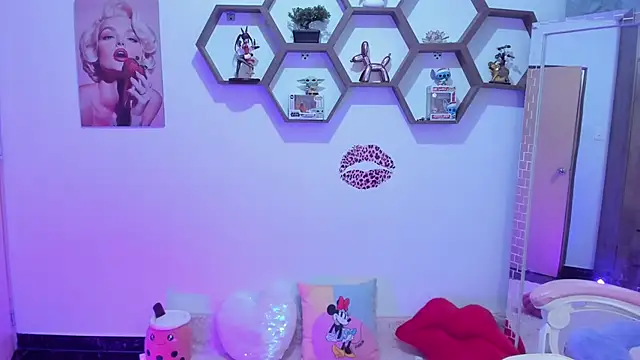 Snapshot of SharonSander chatting on 2, 4, 2026 SharonSander online show from 2, 4, 2026