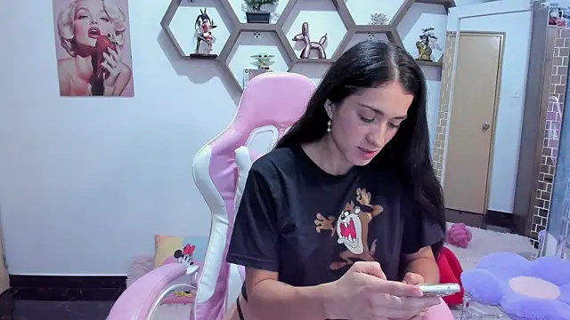 Snapshot of SharonSander chatting on 7, 5, 2026 SharonSander online show from 7, 5, 2026