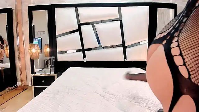 Snapshot of LiaObrien chatting on 23, 11, 2025 LiaObrien online show from 23, 11, 2025