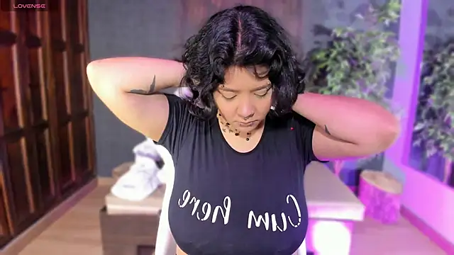 Snapshot of Evelynn chatting on 5, 11, 2025 Evelynn online show from 5, 11, 2025