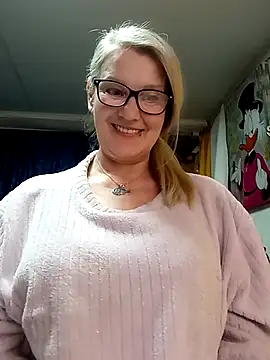 Snapshot of irinamaux chatting on 5, 4, 2026 irinamaux online show from 5, 4, 2026