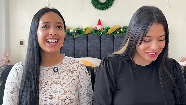 Snapshot of 2SummerLove1 chatting on 6, 1, 2026 2SummerLove1 online show from 6, 1, 2026