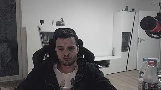 Snapshot of SharkLuigi chatting on 3, 1, 2025 SharkLuigi online show from 3, 1, 2025