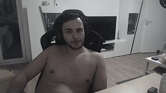 Snapshot of SharkLuigi chatting on 1, 2, 2025 SharkLuigi online show from 1, 2, 2025