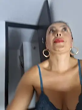 lauramcdowell1 online show from 4, 12, 2024