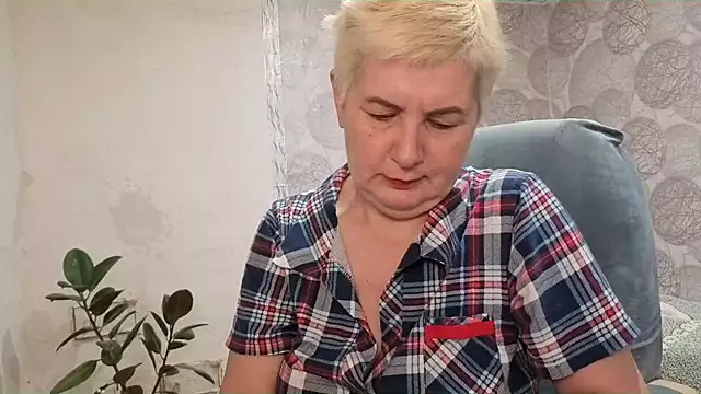 NicoleOlla online show from 5, 11, 2025